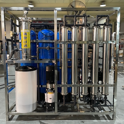 Eau potable minérale pure filtration de l'eau par osmose inverse